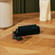 Ploom AURA Jet Black torbic s jednim pretincem na stolu